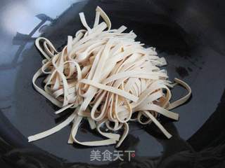 蚝油韭菜炒豆皮的做法步骤:4