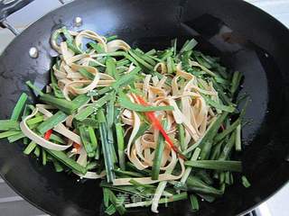 蚝油韭菜炒豆皮的做法步骤:7