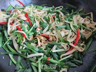 蚝油韭菜炒豆皮的做法步骤:9