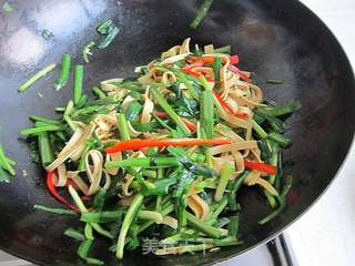 蚝油韭菜炒豆皮的做法步骤:10