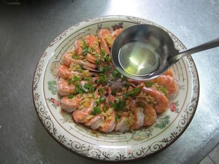蒜蓉粉丝蒸虾的做法步骤:8