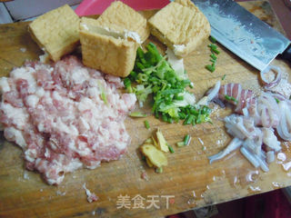 鱿鱼圈煲豆腐的做法步骤:2