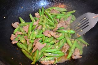 【滑肉豆角炒速食面】的做法步骤:7