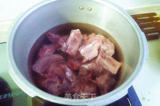 酸菜炖排骨的做法步骤:2