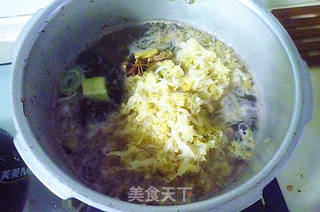 酸菜炖排骨的做法步骤:3