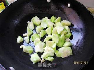 丝瓜炒虾的做法步骤:2