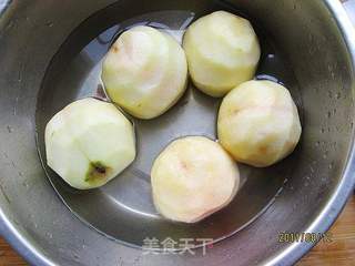 蜜汁炖桃的做法步骤:2