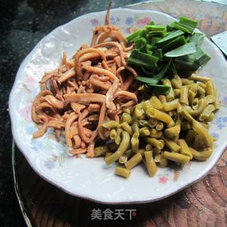 咸豆角炒鱿鱼丝的做法步骤：1