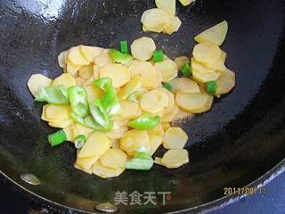 圣女果炒小土豆的做法步骤:7
