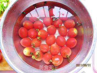 圣女果炒小土豆的做法步骤:2