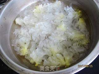 草莓炖银耳的做法步骤:2