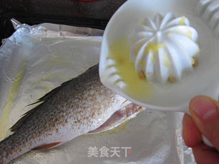 柠香茄汁烤鱼的做法步骤:2