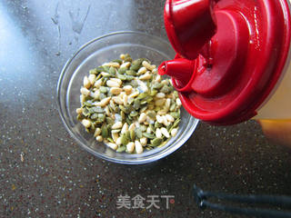 奶酪焗松仁小南瓜的做法步骤:2
