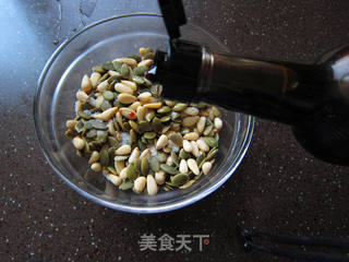 奶酪焗松仁小南瓜的做法步骤:3