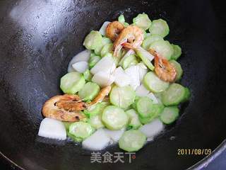 丝瓜鲜虾煮年糕的做法步骤:7