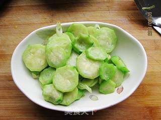 丝瓜鲜虾煮年糕的做法步骤:4