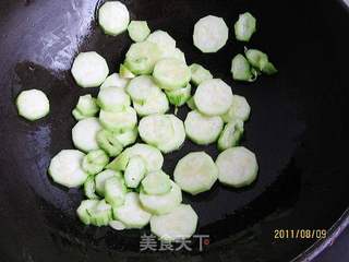丝瓜鲜虾煮年糕的做法步骤:3