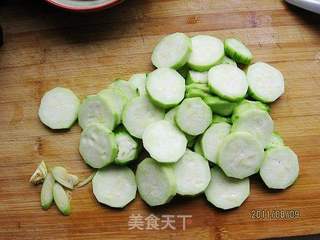 丝瓜鲜虾煮年糕的做法步骤：1