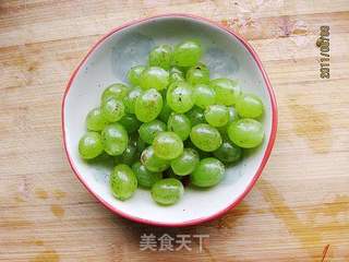 葡萄炖银耳的做法步骤:2