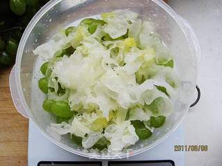 葡萄银耳汁的做法步骤:2