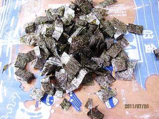 花生米炒海苔的做法步骤:3