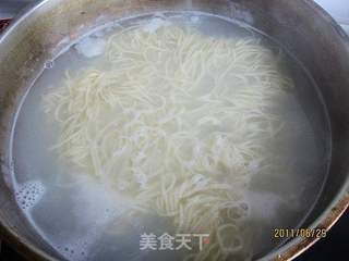 黄花菜鲜蛤汤卤面的做法步骤:6