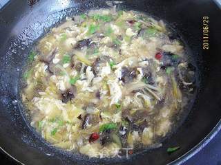 黄花菜鲜蛤汤卤面的做法步骤:4