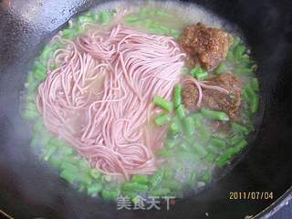 豇豆排骨焖面的做法步骤:6