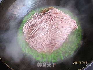 豇豆排骨焖面的做法步骤:5