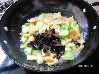 丝瓜炒面鱼的做法步骤:7