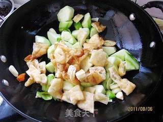 丝瓜炒面鱼的做法步骤:6