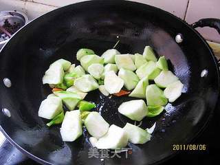 丝瓜炒面鱼的做法步骤:5