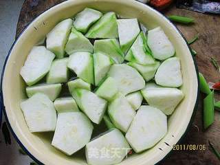 丝瓜炒面鱼的做法步骤:3