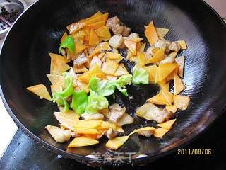 胡萝卜炒五花肉的做法步骤:5