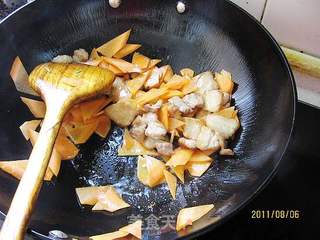 胡萝卜炒五花肉的做法步骤:4