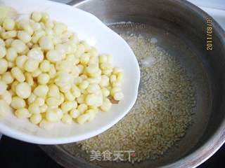 苹果玉米南瓜炒米粥的做法步骤:3