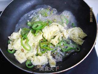 尖椒炒蛋的做法步骤:7
