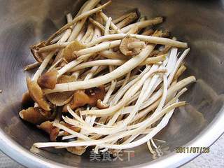 洋葱茶树菇的做法步骤:2