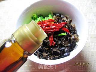 洋葱拌木耳的做法步骤:7