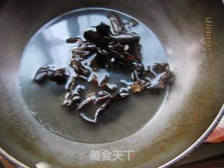 洋葱拌木耳的做法步骤:2