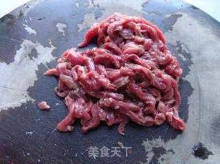 家常炒菜——蒜苗炒牛肉的做法步骤：1