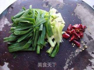 家常炒菜——蒜苗炒牛肉的做法步骤：3