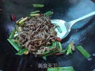 家常炒菜——蒜苗炒牛肉的做法步骤：7