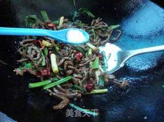 家常炒菜——蒜苗炒牛肉的做法步骤:8