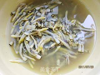 黄瓜拌竹蛏的做法步骤:2