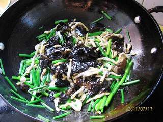 韭苔木耳炒竹蛏的做法步骤:4