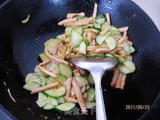 黄瓜炒海肠的做法步骤:5