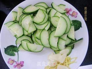 黄瓜炒海肠的做法步骤:2