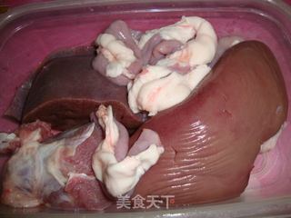 西兰花铁板猪杂的做法步骤：1