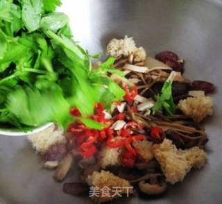 家常小炒 --- 群菌乱舞的做法步骤:8